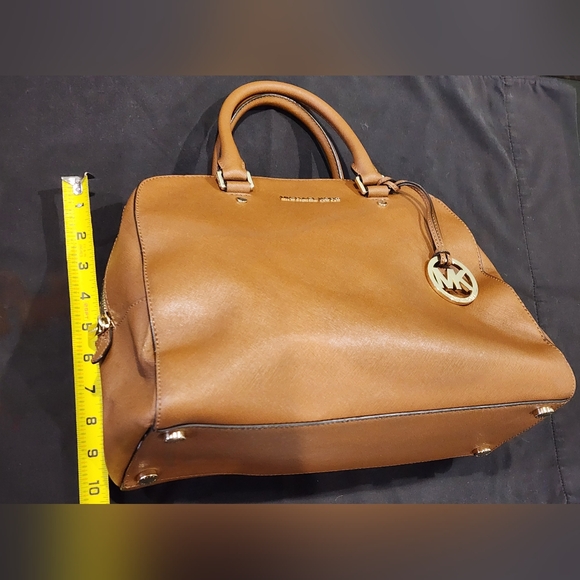 MICHAEL KORS | Cindy Dome Bag | Saffiano Leather | Peanut - Picture 9 of 12